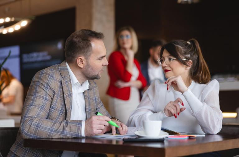 Władze uczelni | Uniwersytet WSB Merito Bydgoszcz: dwoje studentów rozmawia siedząc przy biurku