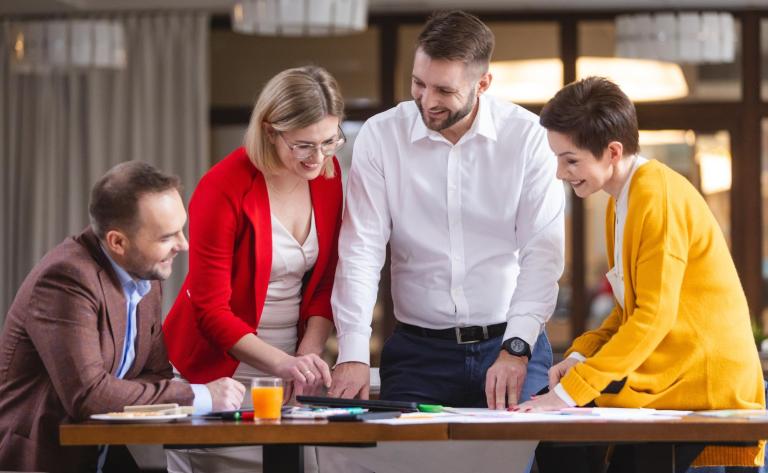 Oferty pracy | Uniwersytet WSB Merito Bydgoszcz: grupa wykładowców pracuje nad projektem
