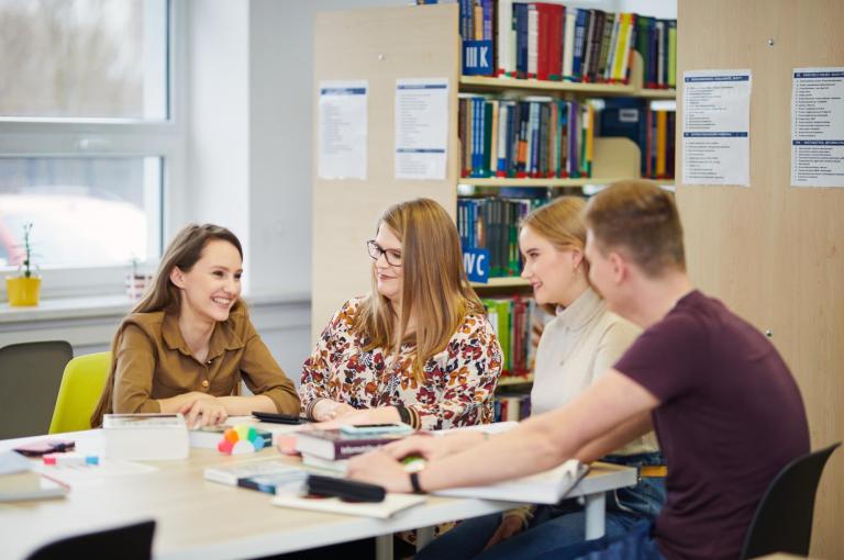 Szkoły | Uniwersytet WSB Merito Bydgoszcz: Główne zdjęcie: Szkoły - Uniwersytet WSB Merito Bydgoszcz - studenci podczas nauki w uczelnianej bibliotece
