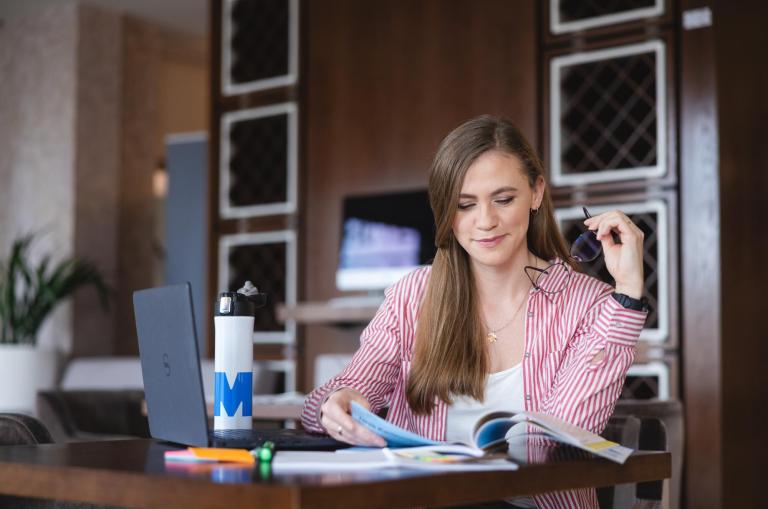 Stypendia i zniżki | Uniwersytet WSB Merito Bydgoszcz: Główne zdjęcie: stypendia i zniżki - studia I stopnia i jednolite studia magisterskie - Uniwersytet WSB Merito w Toruniu - student w biurze obsługi Uniwersytetu WSB Merito Bydgoszcz