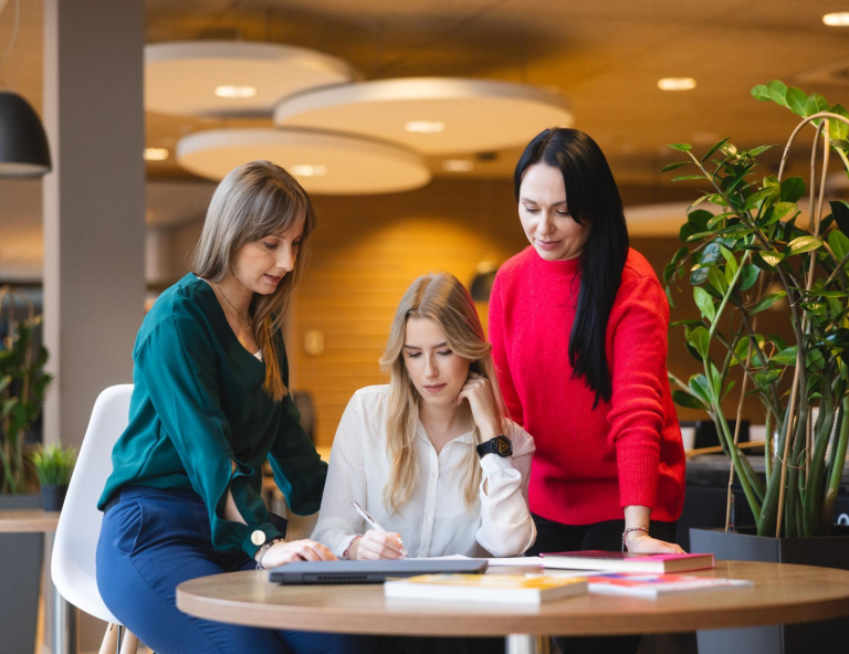 Zniżki i dofinansowania | Uniwersytet WSB Merito Bydgoszcz: studentki_studia_magisterskie_uniwersytet