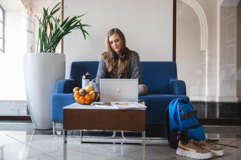 Centrum Nowoczesnych Technologii Nauczania | Uniwersytet WSB Merito Bydgoszcz: Studentka ucząca się zdalnie