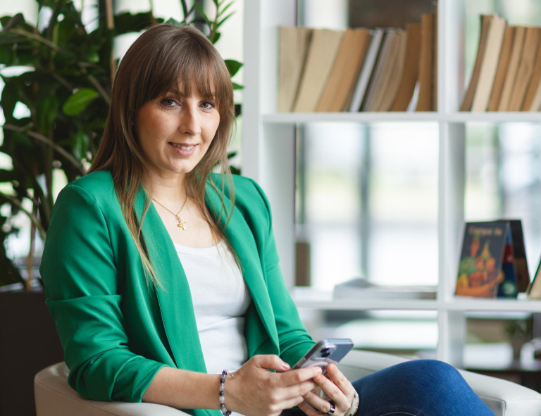 Nutripsychiatria | Studia podyplomowe w Bydgoszczy | Uniwersytet WSB Merito Bydgoszcz: Główna grafika: Bydgoszcz-studia I stopnia-studentka używa telefon