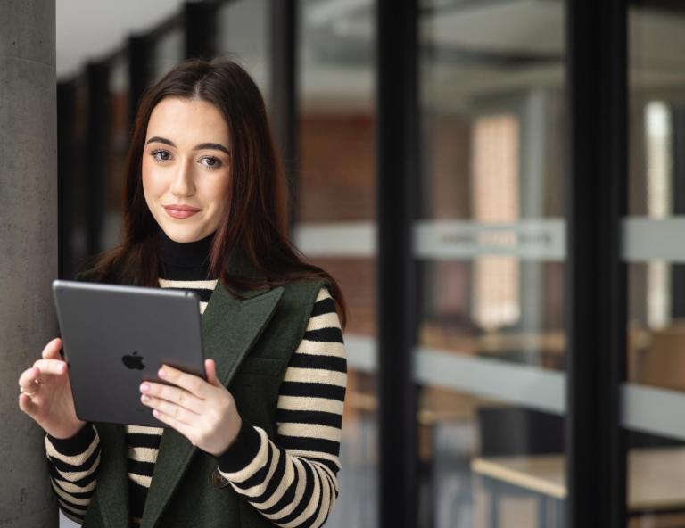 Marketing i sprzedaż | Studia II stopnia w Bydgoszczy | Uniwersytet WSB Merito Bydgoszcz: Główna grafika: Bydgoszcz-sttudia I stopnia-studentka z tabletem