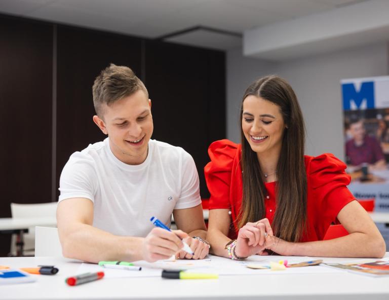Kadry i płace | Studia II stopnia w Bydgoszczy | Uniwersytet WSB Merito Bydgoszcz: Główna grafika: Bydgoszcz-studia I stopnia-studenci podczas tworzenia projektu 