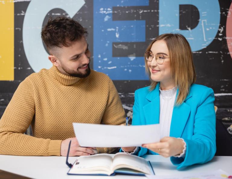 Stypendia i zniżki | Uniwersytet WSB Merito Bydgoszcz: Główna grafika: Bydgoszcz-studia I stopnia-studenci podczas nauki