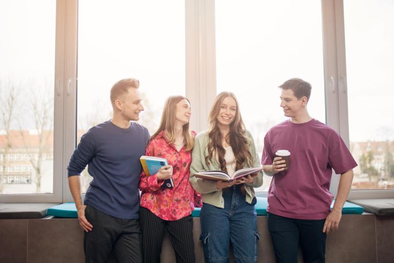 Podatki i doradztwo podatkowe | Studia II stopnia w Bydgoszczy | Uniwersytet WSB Merito Bydgoszcz: Główna grafika: Bydgoszcz-studia I stopnia-Grupa studentów na UWSB Merito