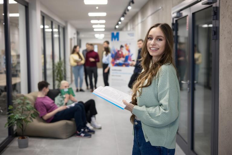 Projekty i usługi | Uniwersytet WSB Merito Bydgoszcz: Główna grafika: Bydgoszcz-studia I stopnia-studentka na UWSB Merito