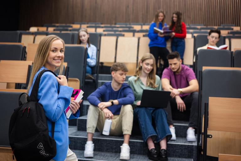 Rachunkowość przedsiębiorstw i kontrola finansowa | Studia II stopnia w Bydgoszczy | Uniwersytet WSB Merito Bydgoszcz: Główna grafika: Bydgoszcz-studia I stopnia-Grupa studentów na UWSB Merito