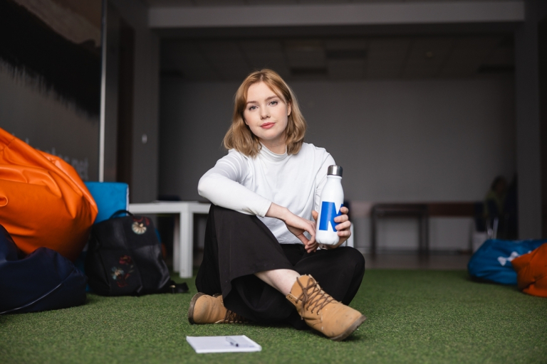 Samorząd studencki | Uniwersytet WSB Merito Bydgoszcz: Dziewczyna w strefie studenta na uczelni trzyma bidon w ręce