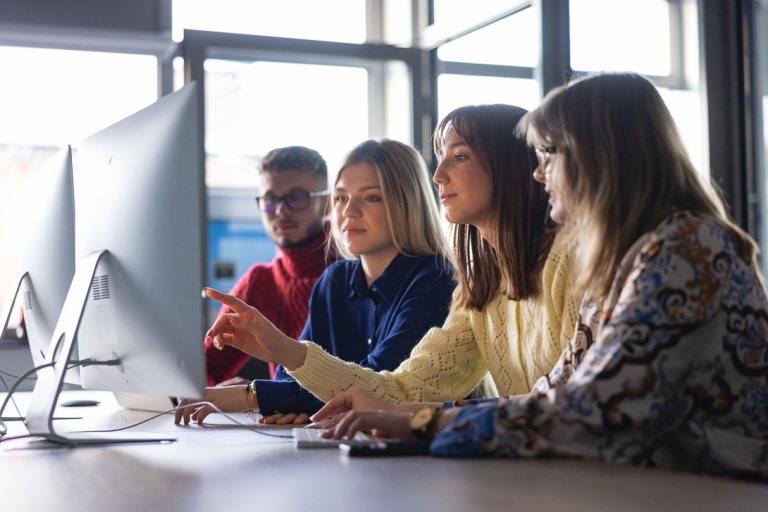 Hygge Star Model - a new perspective and application | Uniwersytet WSB Merito Bydgoszcz: Studenci w sali informatycznej