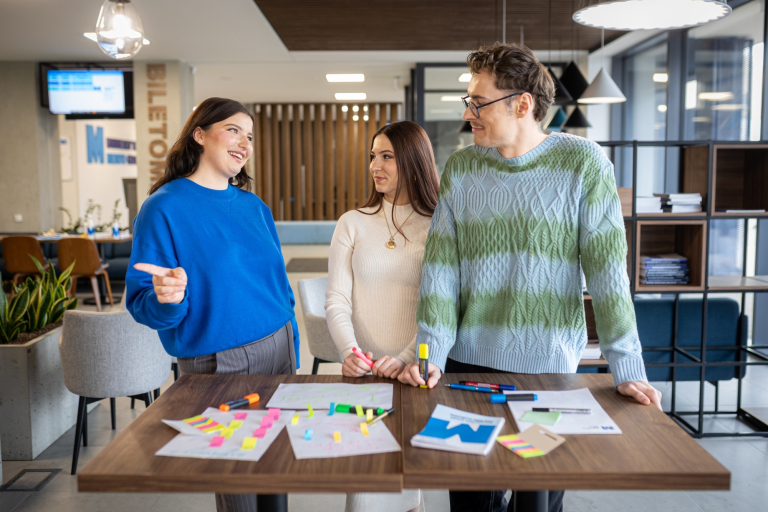 Analityk finansowy, studia podyplomowe: Grupa studentów pracująca nad projektem