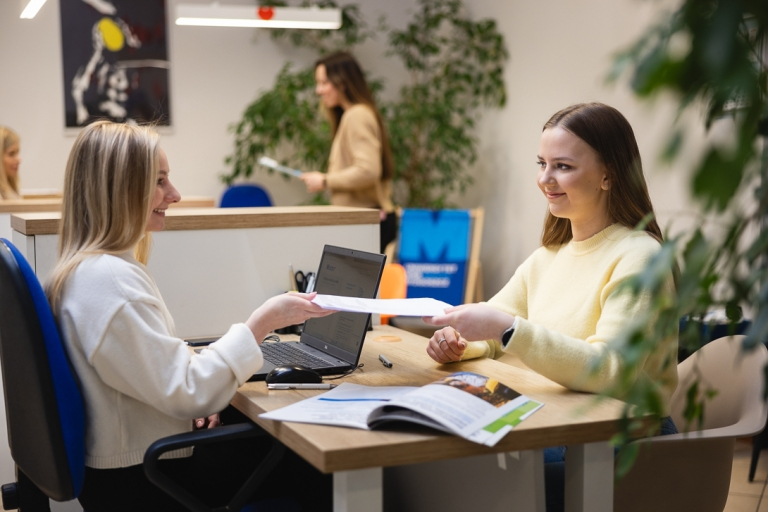 Stypendia i zniżki | Uniwersytet WSB Merito Bydgoszcz: Studentka w biurze rekrutacji