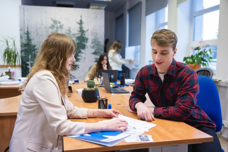 Certyfikaty językowe | Uniwersytet WSB Merito Bydgoszcz: Student w biurze karier