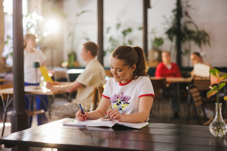 Ogólnopolski program studiów podyplomowych dla pracowników Publicznych Służb Zatrudnienia | Uniwersytet WSB Merito Bydgoszcz: Kobieta w kawiarni
