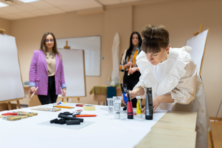 Wystawa prac studentów kierunku design w biznesie | 06.02–03.03.2026 [GALERIA ZDJĘĆ] | Aktualności | Uniwersytet WSB Merito Bydgoszcz: studenci podczas prac