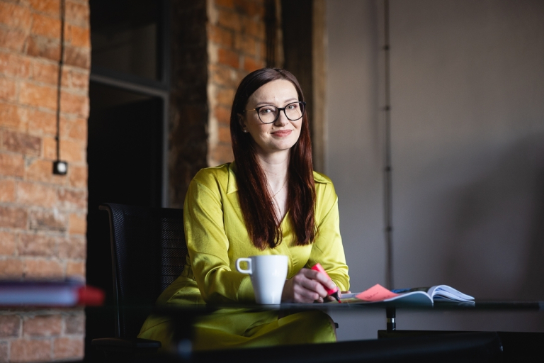 Psychologia pozytywna | Studia podyplomowe w Bydgoszczy | Uniwersytet WSB Merito Bydgoszcz: Główna grafika: Bydgoszcz-studia podyplomowe-studentka podczas zajęć