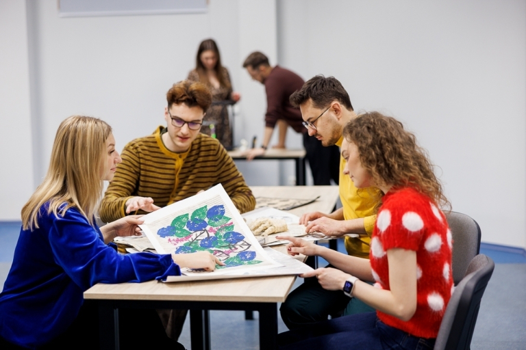 Home Design | Studia I stopnia w Bydgoszczy | Uniwersytet WSB Merito Bydgoszcz: Grupa studentów na zajęciach grupowych z designu