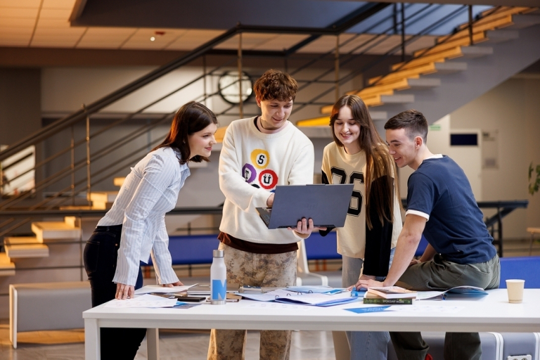 Marketing i sprzedaż | Studia I stopnia w Bydgoszczy | Uniwersytet WSB Merito Bydgoszcz: Główna grafika: Bydgoszcz-studia I stopnia-studenci podczas tworzenia projektu