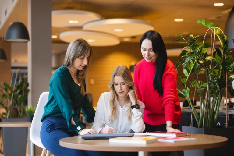 Psychologia w zarządzaniu | Studia II stopnia w Bydgoszczy | Uniwersytet WSB Merito Bydgoszcz: studentki_studia_magisterskie_uniwersytet