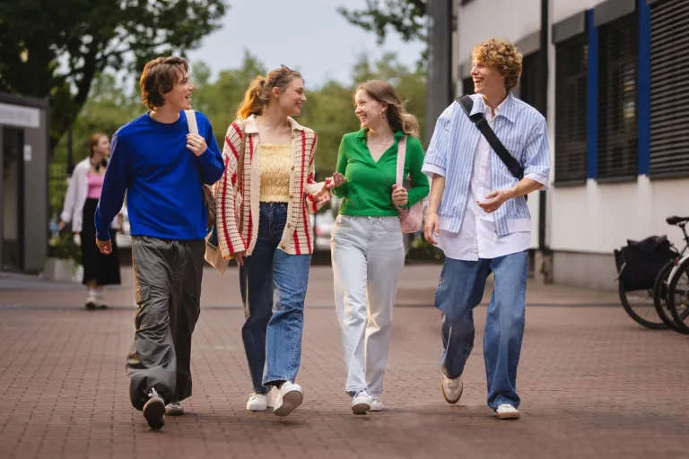 Służby specjalne i policyjne | Studia I stopnia w Bydgoszczy | Uniwersytet WSB Merito Bydgoszcz: Główna grafika: Bydgoszcz-studia I stopnia-grupa poruszających się studentów 