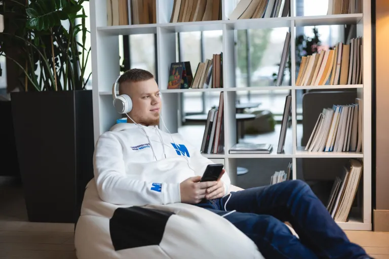 Turystyka | Studia I stopnia w Bydgoszczy | Uniwersytet WSB Merito Bydgoszcz: Główna grafika: Bydgoszcz-studia I stopnia-student korzysta z laptopa