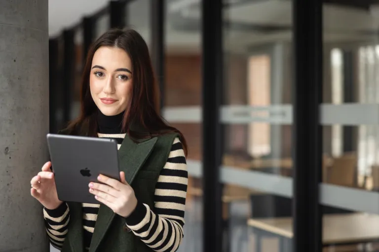 Dietetyka kliniczna | Studia I stopnia w Bydgoszczy | Uniwersytet WSB Merito Bydgoszcz: Główna grafika: Bydgoszcz-studia I stopnia-studentka z tabletem