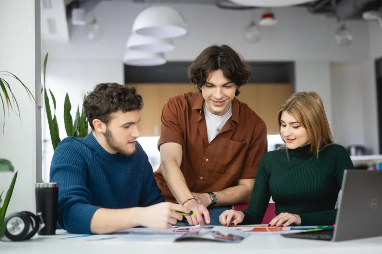 Management | Studia I stopnia w Bydgoszczy | Uniwersytet WSB Merito Bydgoszcz: Główna grafika: Bydgoszcz-studia I stopnia-studenci podczas zajęć