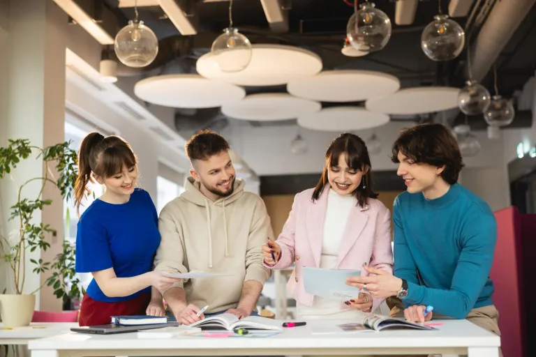 Psychologia w biznesie | Studia I stopnia w Bydgoszczy | Uniwersytet WSB Merito Bydgoszcz: Główna grafika: Bydgoszcz-studia I stopnia-grupa studentów podczas nauki