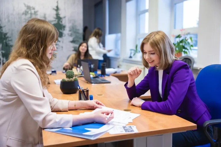 Zarządzanie sprzedażą | Studia I stopnia w Bydgoszczy | Uniwersytet WSB Merito Bydgoszcz: Główna grafika: Bydgoszcz-studia I stopnia-Studentka w biurze karier 