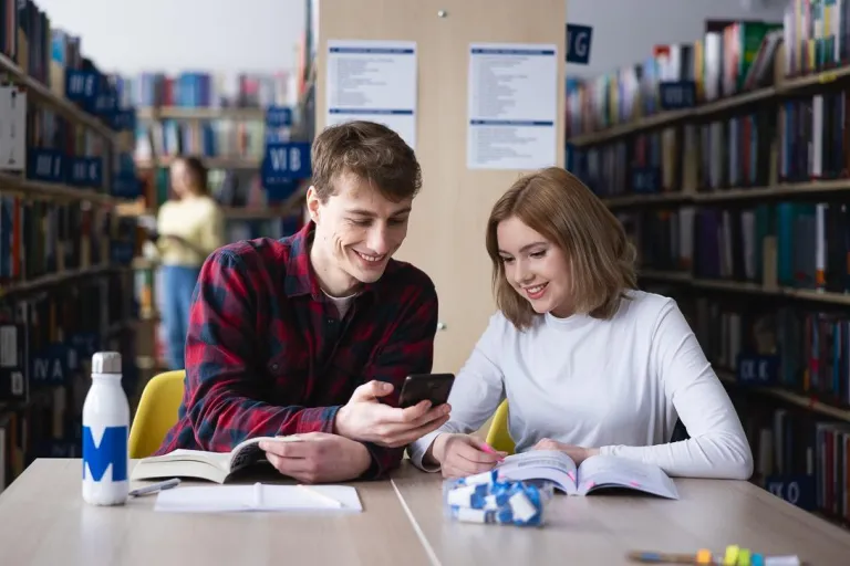 Pedagogika resocjalizacyjna | Studia II stopnia w Bydgoszczy | Uniwersytet WSB Merito Bydgoszcz: Studenci uczą się razem w bibliotece 