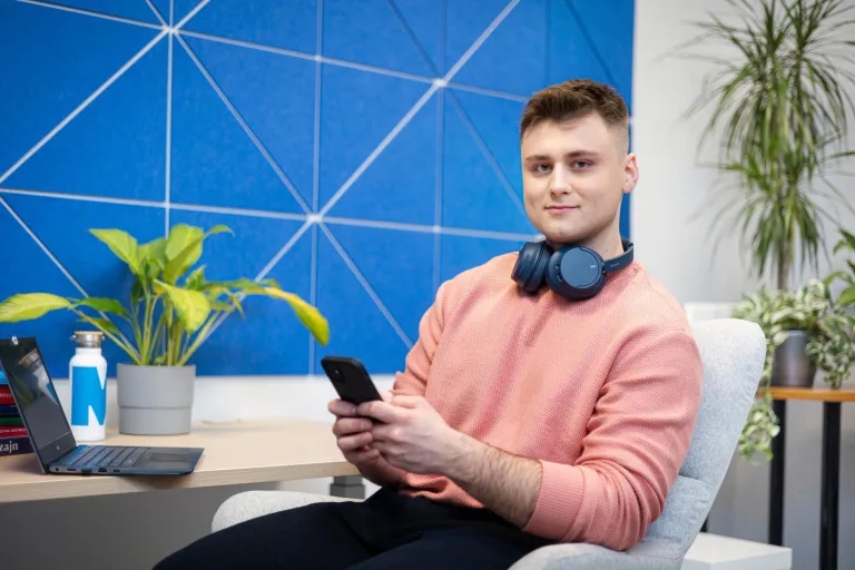 Pedagogika | Studia II stopnia w Bydgoszczy | Uniwersytet WSB Merito Bydgoszcz: Główna grafika: Bydgoszcz-studia I stopnia-student z telefonem