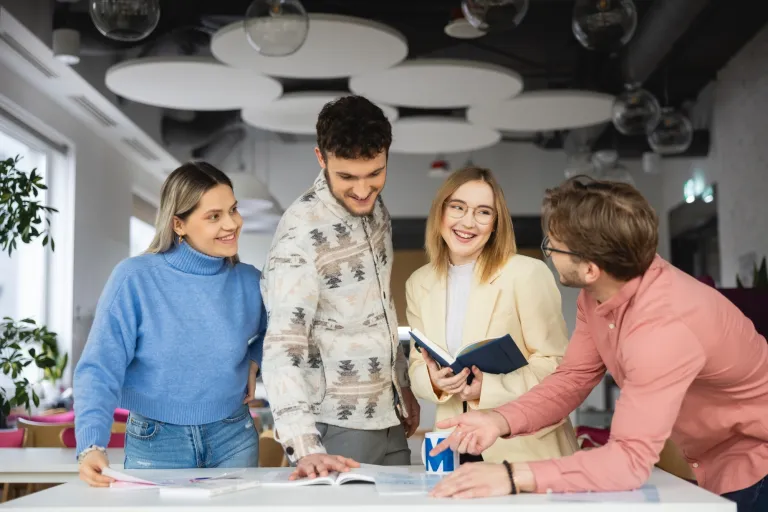 Finanse cyfrowe | Studia I stopnia w Bydgoszczy | Uniwersytet WSB Merito Bydgoszcz: Grupa studentów pracująca nad projektem