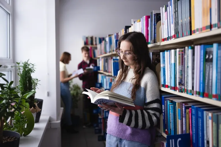 Zarządzanie produktami cyfrowymi i danymi | Uniwersytet WSB Merito Bydgoszcz: bydgoszcz_biblioteka_studentka