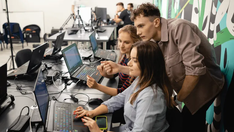 Spotkanie BRAVE AI Community w murach Uniwersytetu WSB Merito Bydgoszcz [GALERIA ZDJĘĆ] | Aktualności | Uniwersytet WSB Merito Bydgoszcz: dwójka studentów i wykładowca przed komputerem