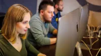 Grafika komputerowa w multimediach | Studia I stopnia w Chorzowie | Uniwersytet WSB Merito Chorzów: student siedzący przy komputerze