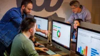 Zarządzanie projektami IT | Studia I stopnia w Chorzowie | Uniwersytet WSB Merito Chorzów: studenci siedzący przy komputerze