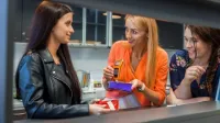 Zielona logistyka | Studia I stopnia w Chorzowie | Uniwersytet WSB Merito Chorzów: studenci omawiający zagadnienie z wykładowcą