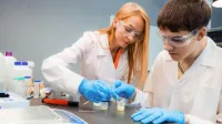 Zielona logistyka | Studia I stopnia w Chorzowie | Uniwersytet WSB Merito Chorzów: wykładowca pokazuję doświadczenie chemiczne