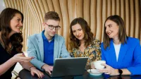 Programista Python - dla inżynierów | Studia II stopnia w Chorzowie | Uniwersytet WSB Merito Chorzów: studenci omawiający zadanie