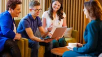 HR Biznes Partner | Studia podyplomowe w Chorzowie | Uniwersytet WSB Merito Chorzów: studenci omawiający zadanie