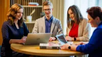 Digital marketing | Studia II stopnia w Chorzowie | Uniwersytet WSB Merito Chorzów: studenci omawiający zadanie