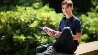 Dietetyka kliniczna | Studia I stopnia w Chorzowie | Uniwersytet WSB Merito Chorzów: student czytające książkę na murku