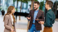 Psychologia nowych technologii z elementami AI | Studia I stopnia w Chorzowie | Uniwersytet WSB Merito Chorzów: studenci rozmawiający ze sobą