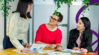 Event Manager | Studia podyplomowe w Chorzowie | Uniwersytet WSB Merito Chorzów: studenci omawiający projekt
