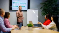 Copywriting sprzedażowy z AI | Studia podyplomowe w Chorzowie | Uniwersytet WSB Merito Chorzów: studenci omawiają prezentację
