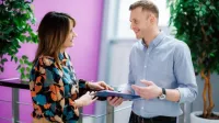Menedżer TSL | Studia II stopnia w Chorzowie | Uniwersytet WSB Merito Chorzów: studenci rozmawiający