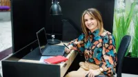 Rachunkowość i podatki | Studia podyplomowe w Chorzowie | Uniwersytet WSB Merito Chorzów: studentka za biurkiem