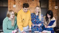 Marketing i sprzedaż w praktyce | Studia II stopnia ze studiami podyplomowymi  | Uniwersytet WSB Merito Chorzów: studenci omawiający projekt zaliczeniowy