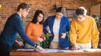 Gospodarka nieruchomościami | Studia II stopnia w Chorzowie | Uniwersytet WSB Merito Chorzów: studenci omawiający projekt 